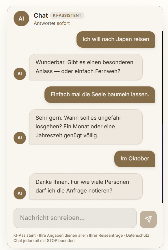 Chatfenster mit Nachrichtenverlauf: Der Assistent fragt nach Reisezeitraum und Personenzahl, darunter das Eingabefeld